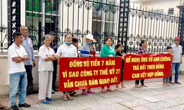 Đòi nhà 7 năm không được, khách căng băng rôn phản đối Bình Trưng Tây