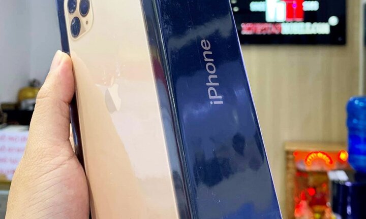 Giữa đêm, khách vẫn chờ xem iPhone 11 Pro Max đầu tiên về Việt Nam