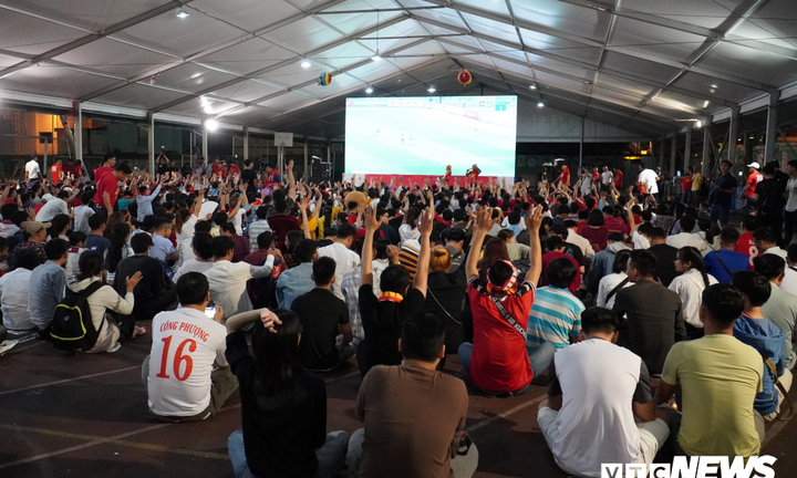 TP.HCM: CĐV 'phủ kín' Nhà thi đấu Hoa Lư cổ vũ tuyển Việt Nam