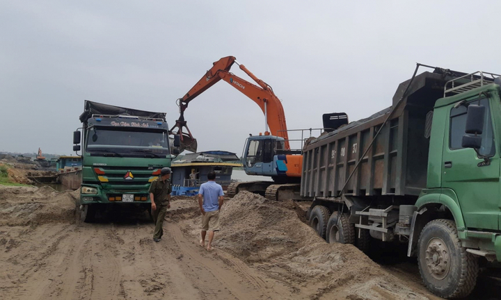 Bãi tập kết vật liệu xây dựng không phép hoạt động rầm rộ: Thanh tra giao thông Bắc Ninh than quân số mỏng