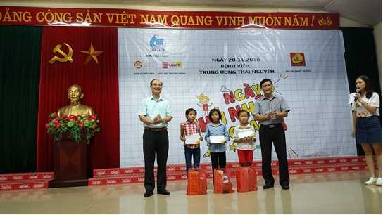 Xót xa cảnh người phụ nữ nghèo, chồng mất sớm, hai con sinh đôi cùng mắc ung thư