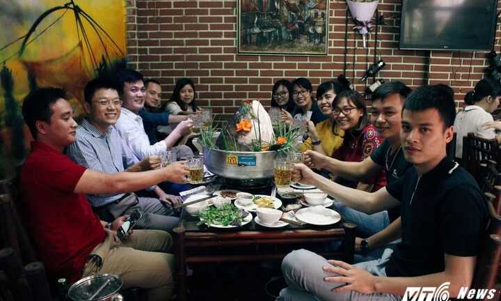 Thực khách Hà Nội trầm trồ nồi lẩu kỷ lục từ đầu cá hô đỏ cực hiếm