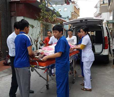 Bác sỹ biến gác xép thành phòng mổ cứu sống thai phụ một cách kỳ diệu