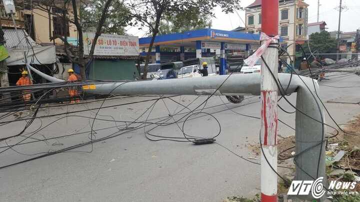 Hàng loạt cột điện gãy đổ, tóe lửa trên quốc lộ