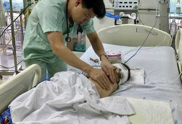 Đang nô đùa, em bé 20 tháng tuổi bị tivi rơi trúng đầu