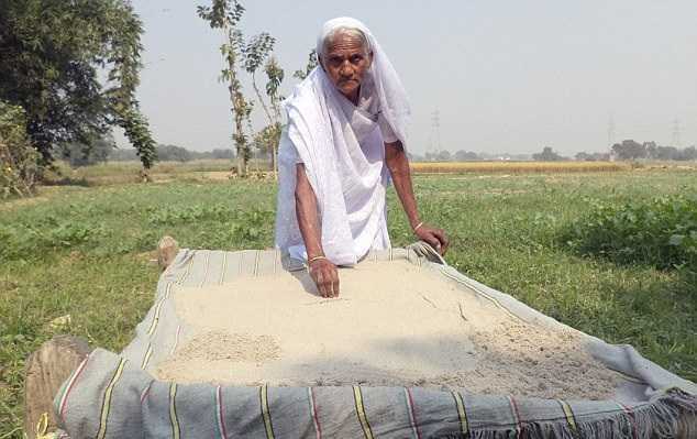 Kỳ quái cụ bà 78 tuổi khỏe như thanh niên nhờ ăn 2kg cát mỗi ngày