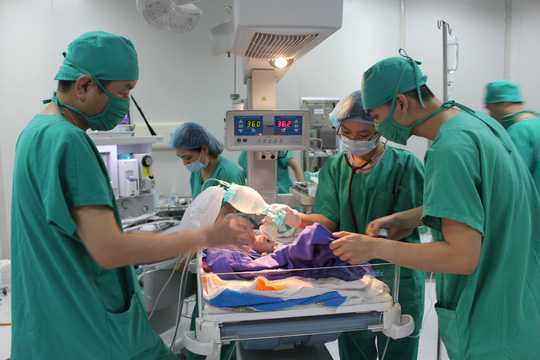 Kỳ diệu cứu sống bé sơ sinh bị lộ ruột ra ngoài