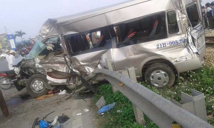 Va chạm với tàu hỏa, xe 16 chỗ bẹp dúm, 1 người chết