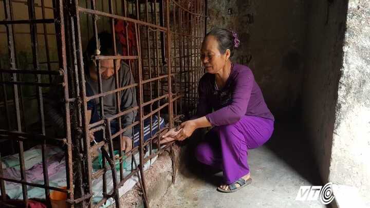 Xót xa người chị 23 năm nuôi em trai bị tâm thần trong cũi sắt