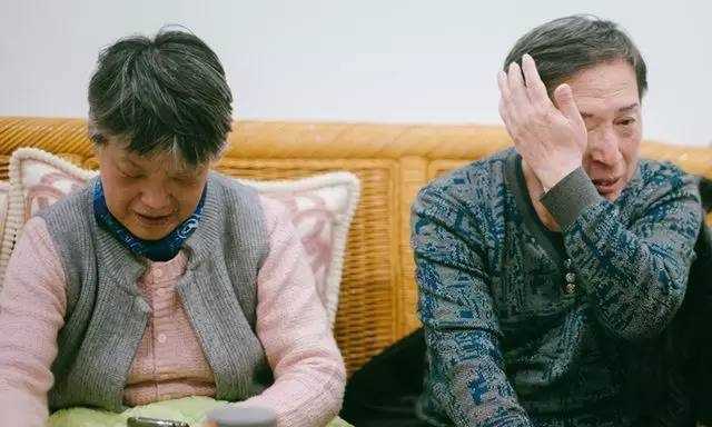 Bi hài: Cụ ông nằng nặc đòi vợ đưa đi chuyển đổi giới tính sau 50 năm kết hôn