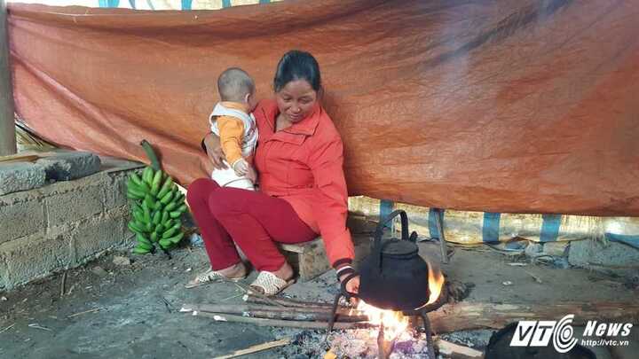 Nỗi xót xa của cô gái 'người đứng lên rồi, ngực vẫn ở dưới giường'