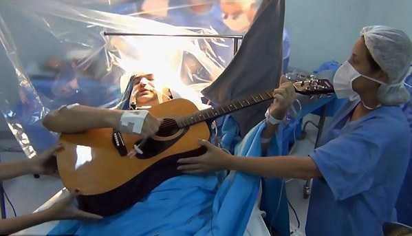 Kỳ diệu: Bệnh nhân vẫn vô tư đàn hát khi đang phẫu thuật u não