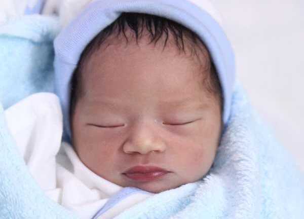 Em bé bị bỏ rơi trong bệnh viện được bố mẹ nhận lại