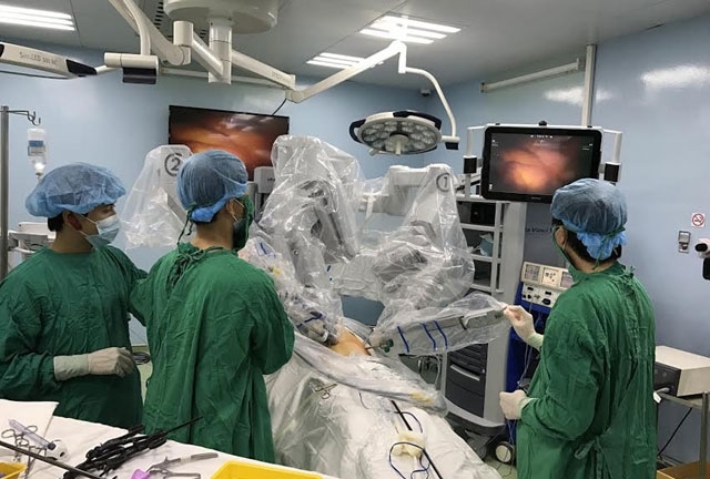 'Người máy' phẫu thuật ung thư cho người lớn lần đầu tại Việt Nam