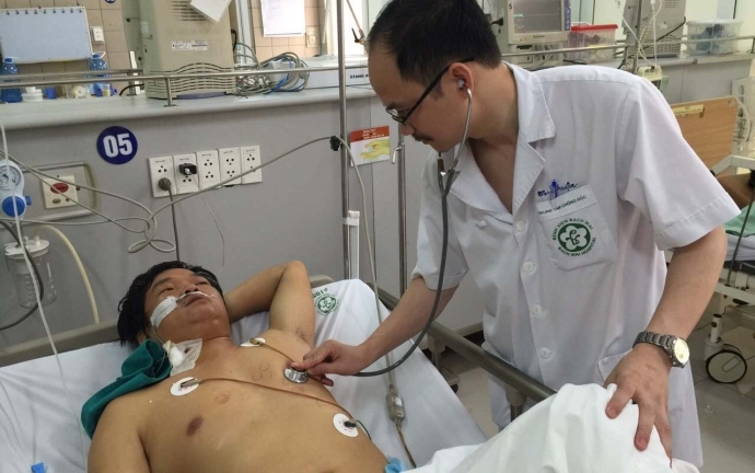 Ăn nấm độc, 3 người trong gia đình nguy kịch