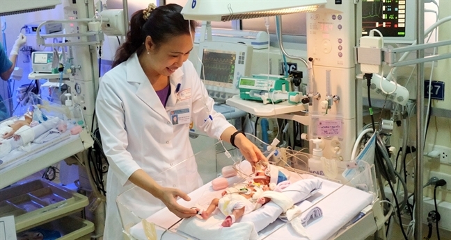 Phẫu thuật tim cứu sống em bé nặng 0,9kg