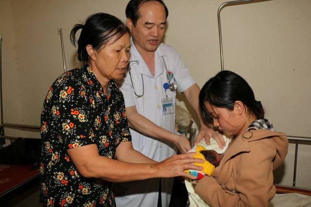 2 trẻ sinh non, ngừng tim, tắc thở được cứu sống kỳ diệu