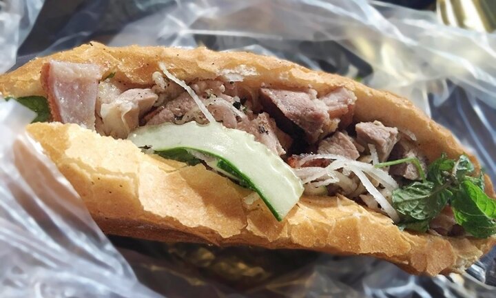 Ăn bánh mì thiu 21 người nhập viện