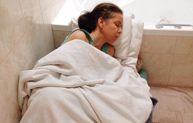 Căn bệnh lạ khiến người phụ nữ cứ đi ra đường là ốm