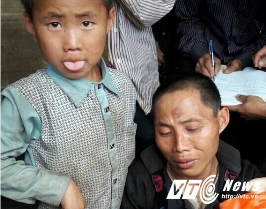 Điện Biên: Người đàn ông tật nguyền khóc ngất mang thi thể vợ con chôn trong rừng do ngộ độc lá ngón