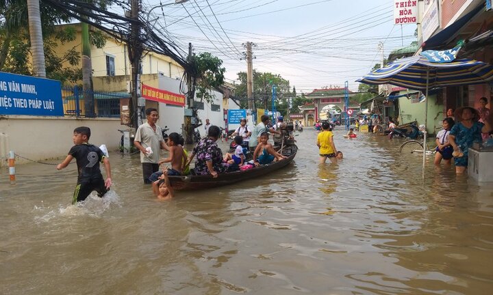 Triều cường dâng cao, dân Cần Thơ bơi thuyền giữa phố
