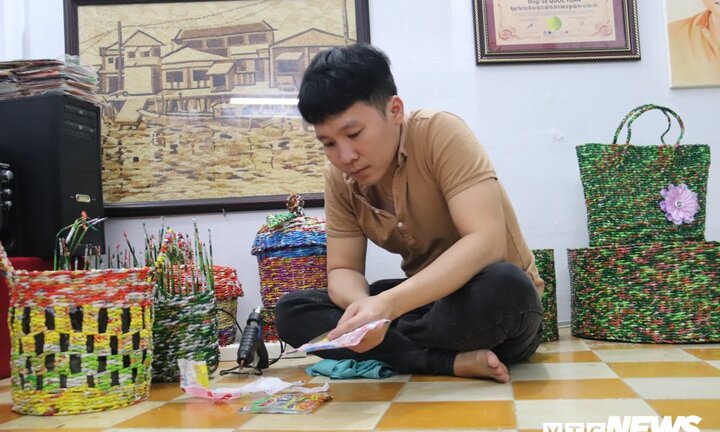 Chiêm ngưỡng bộ sưu tập túi xách tuyệt đẹp làm từ bao mì gói của thầy giáo miền Tây