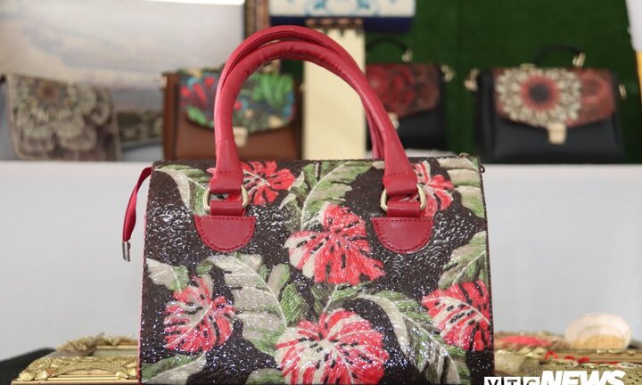 Ảnh: Túi xách đính hạt gạo độc đáo của chàng trai Cần Thơ