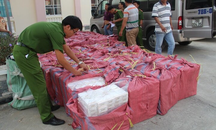 Công an truy đuổi quyết liệt ô tô chở thuốc lá lậu trong ngày 30 Tết