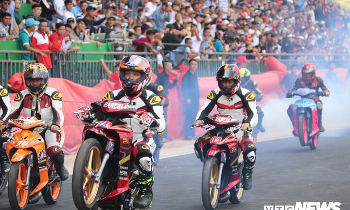 Ảnh: Màn trình diễn tốc độ ngoạn mục ở giải đua xe Moto vô địch toàn quốc