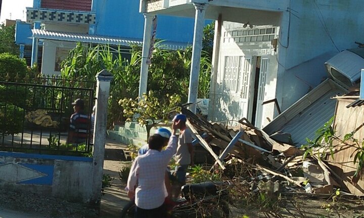 Xe tải bay lên nóc nhà ven đường ở Bạc Liêu