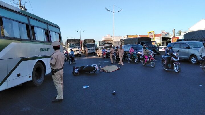 Xảy ra tai nạn chết người, đường dẫn cao tốc TP.HCM – Trung Lương ùn ứ