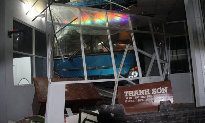 Lơ xe cầm vô lăng tông 6 người thương vong ở Cà Mau