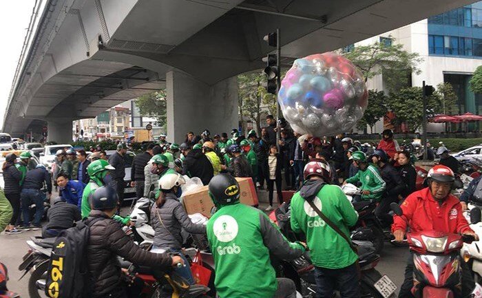 Clip: Khoảnh khắc ngoan cố của những kẻ thủ dao, dàn cảnh cướp đồ trên phố Thủ đô