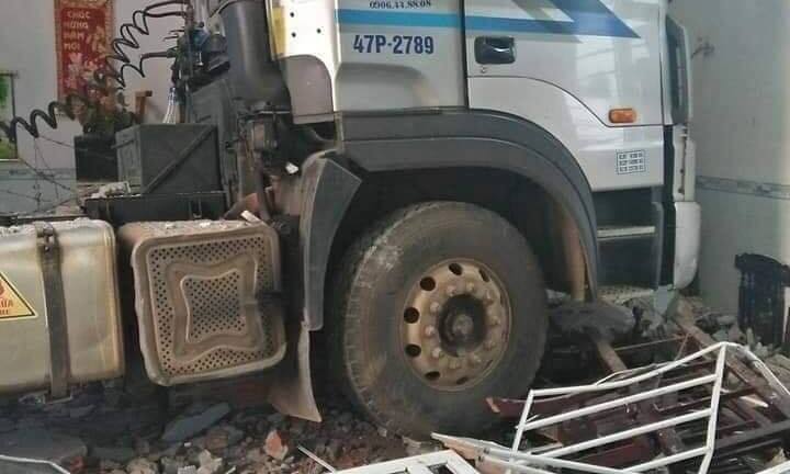 Xe container đâm xuyên phòng khách một gia đình lúc rạng sáng