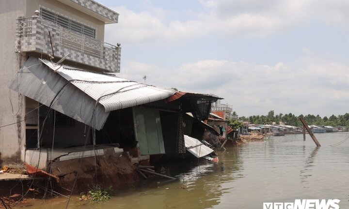 Sạt lở ngay vị trí thi công bờ kè sông ở Cần Thơ, 11 căn nhà bị ảnh hưởng