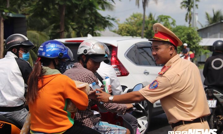 Công an Cần Thơ đội nắng tiếp nước cho người dân về quê vui lễ