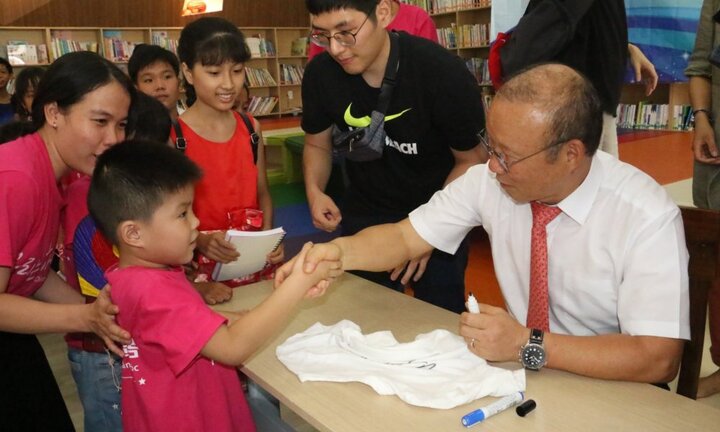 Người hâm mộ tin HLV Park Hang Seo ở lại Việt Nam ‘không phải vì tiền’