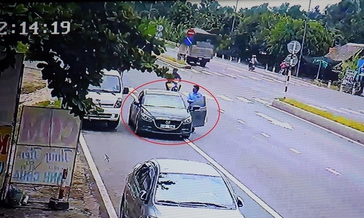 Hai người ngoại quốc giả vờ đổi tiền rồi cướp của chủ xe tải