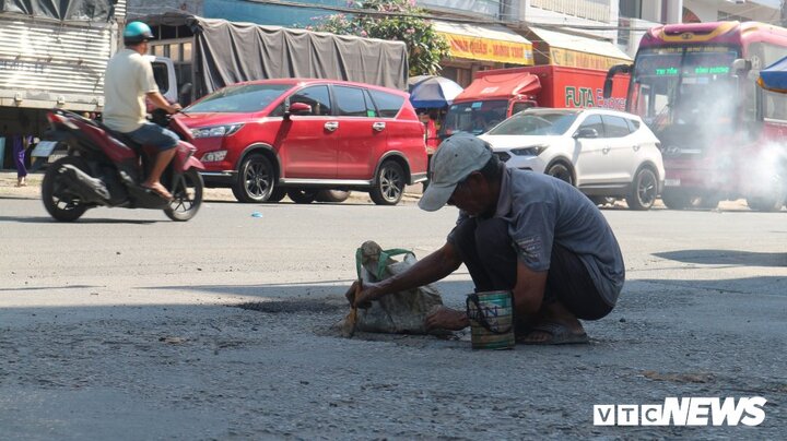 Ông lão vá đường được Chủ tịch UBND tỉnh An Giang tặng bằng khen