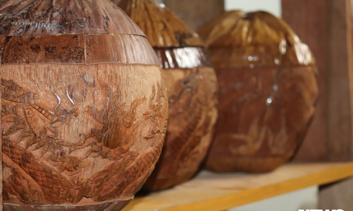 Ảnh: Những tác phẩm độc đáo trên vỏ bình trà làm bằng trái dừa khô