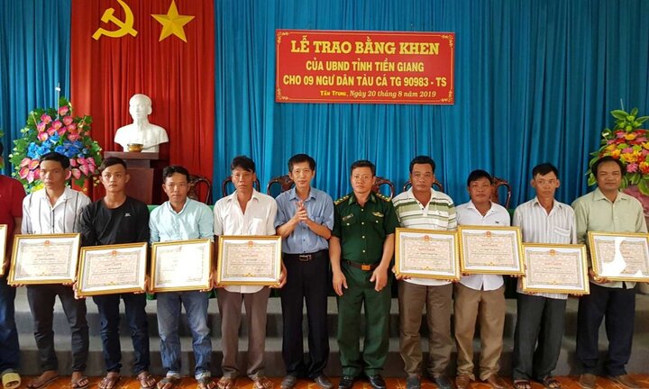 Trao bằng khen cho 9 ngư dân Việt Nam cứu 22 người Philippines gặp nạn trên biển