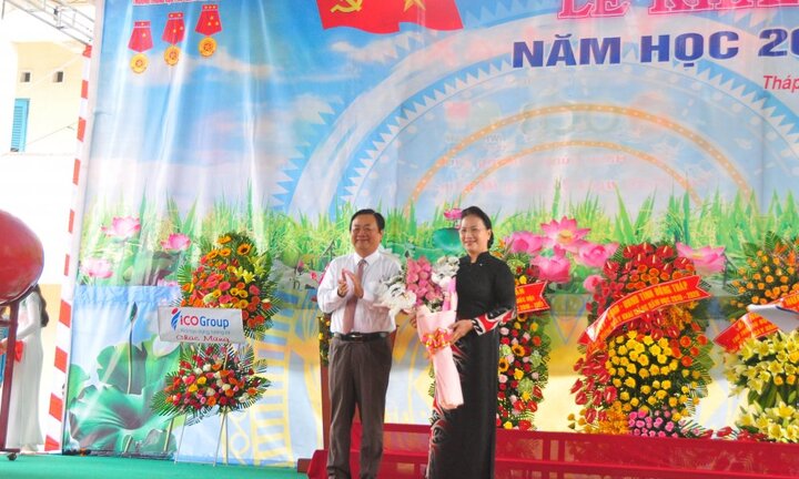 Chủ tịch Quốc hội Nguyễn Thị Kim Ngân dự khai giảng tại Đồng Tháp