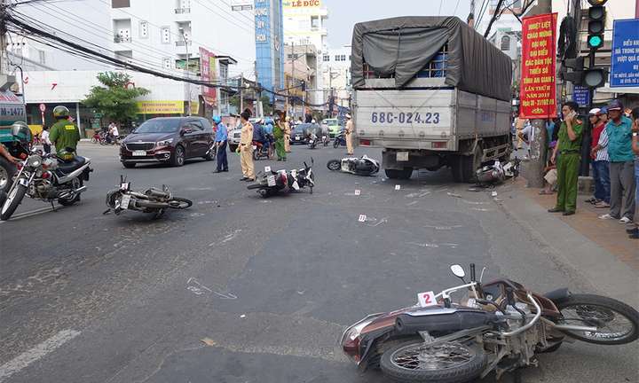 Xe tải 'lùa' hàng loạt xe máy đang dừng đèn đỏ, 4 người bị thương