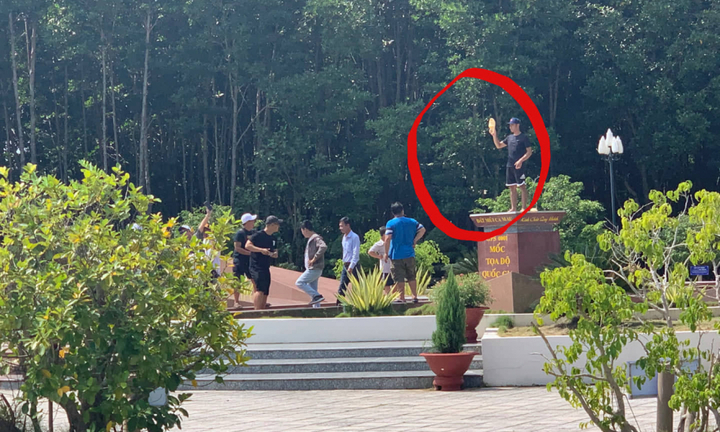 Chụp ảnh du khách đứng trên cột mốc tọa độ quốc gia, hướng dẫn viên bị kỷ luật