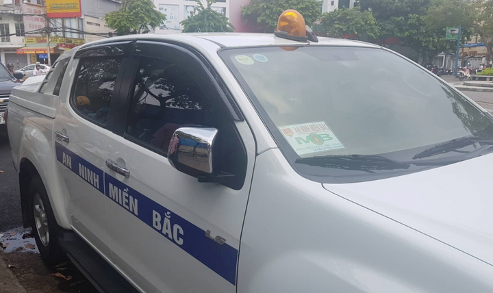 Tạm giữ ô tô mang logo 'An ninh Miền Bắc' gắn đèn ưu tiên lùi ngược chiều tại Cần Thơ