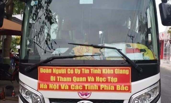 Tháo dòng chữ 'Đoàn người có uy tín tỉnh Kiên Giang' trên xe của đoàn tham quan và học tập kinh nghiệm
