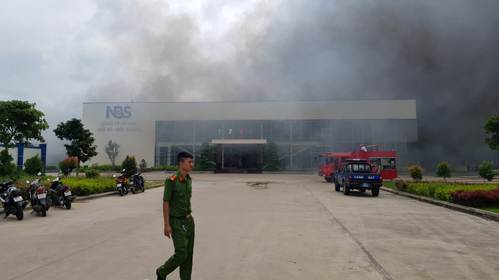 Cháy lớn thiêu rụi hàng nghìn mét vuông nhà xưởng công ty may
