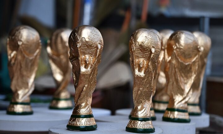 World Cup 2018: 'Cup vàng' 80.000 đồng bày bán ở cửa nhà, quán nước