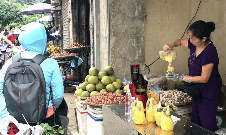 20 ngàn đồng/lít, nước ép trái cây bán đầy vỉa hè Hà Nội