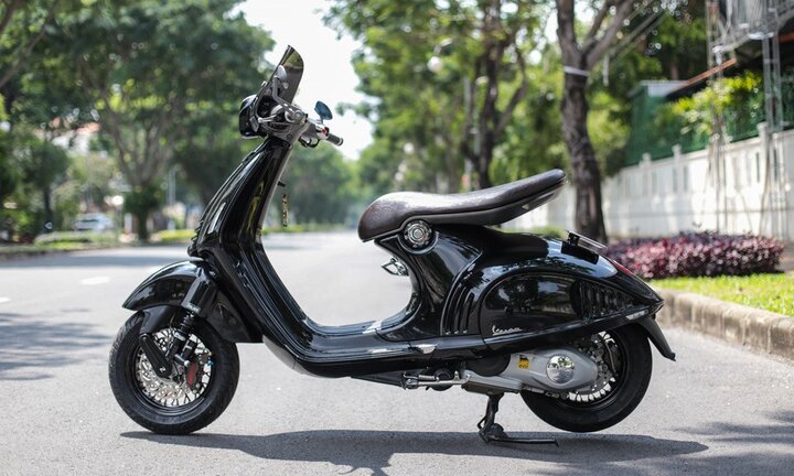 Vespa 946 màu đen, lên nhiều phụ kiện ở Sài Gòn